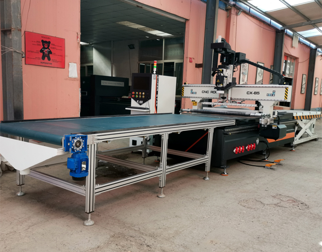 M&aacute;quina de corte de madeira ATC para troca de ferramentas em linha 1325, envio para Portugal