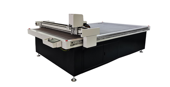 Machine de d&eacute;coupe &agrave; couteau oscillant Exportation vers l'Italie