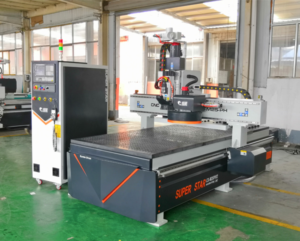 စိတ်ကြိုက် 4*8 ပေ အလိုအလျောက် Disc Tool Changer CNC ဖြတ်တောက်ခြင်းစက်ကို Latvia သို့ တင်ပို့ခဲ့သည်။