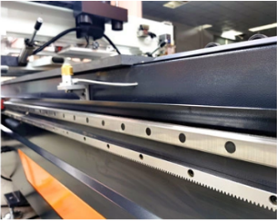 Hoe het stof van de geleiderail van de graveermachine reinigen?