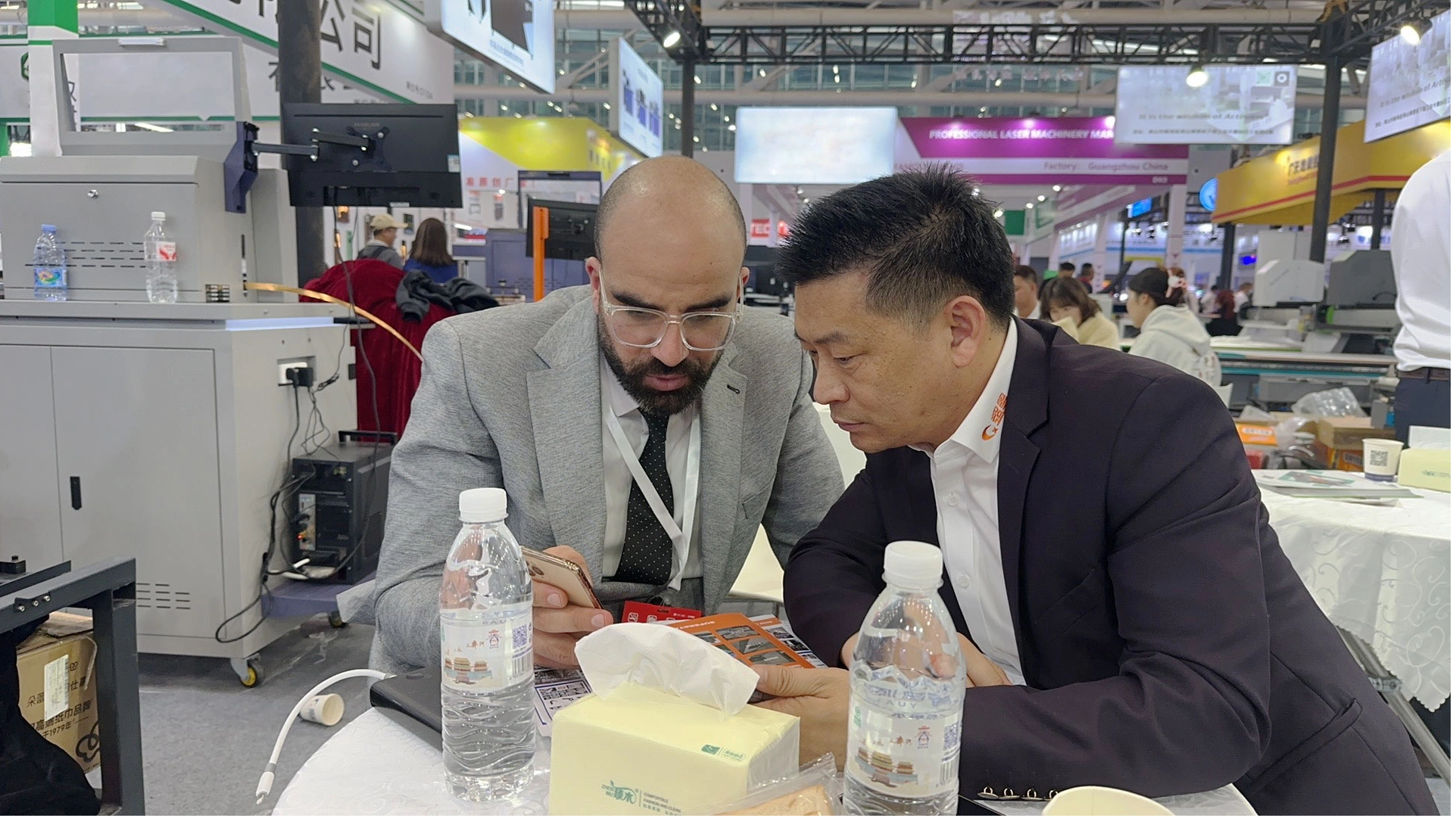 Siguria s&euml; pari: Udh&euml;zues operativ p&euml;r ruterat CNC me shum&euml; bosht dhe rrotullues