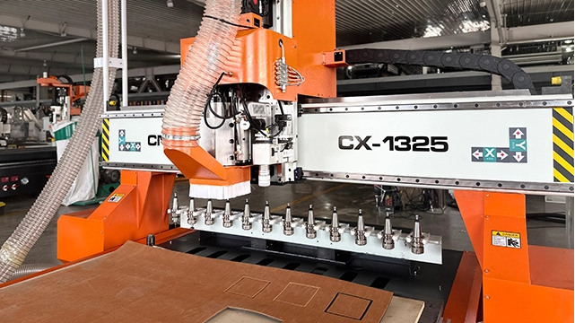 Vacu&uuml;mtafel versus T-slottafel CNC-router: welke is beter voor houtbewerking?