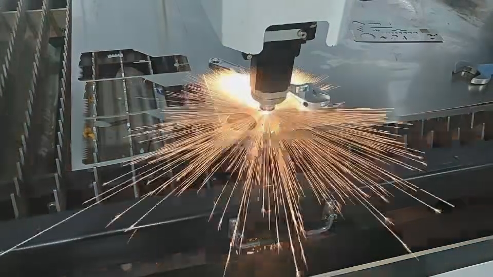 Keselamatan Pertama, Dikirim dalam 20 Hari: Bagaimana Pabrikan Logam AS Mendapatkan Laser Serat yang Tepat — Cepat