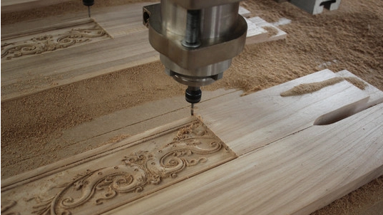 Ghid pentru freze CNC: optimizarea sculelor pentru mașini cu mai multe axuri și rotative